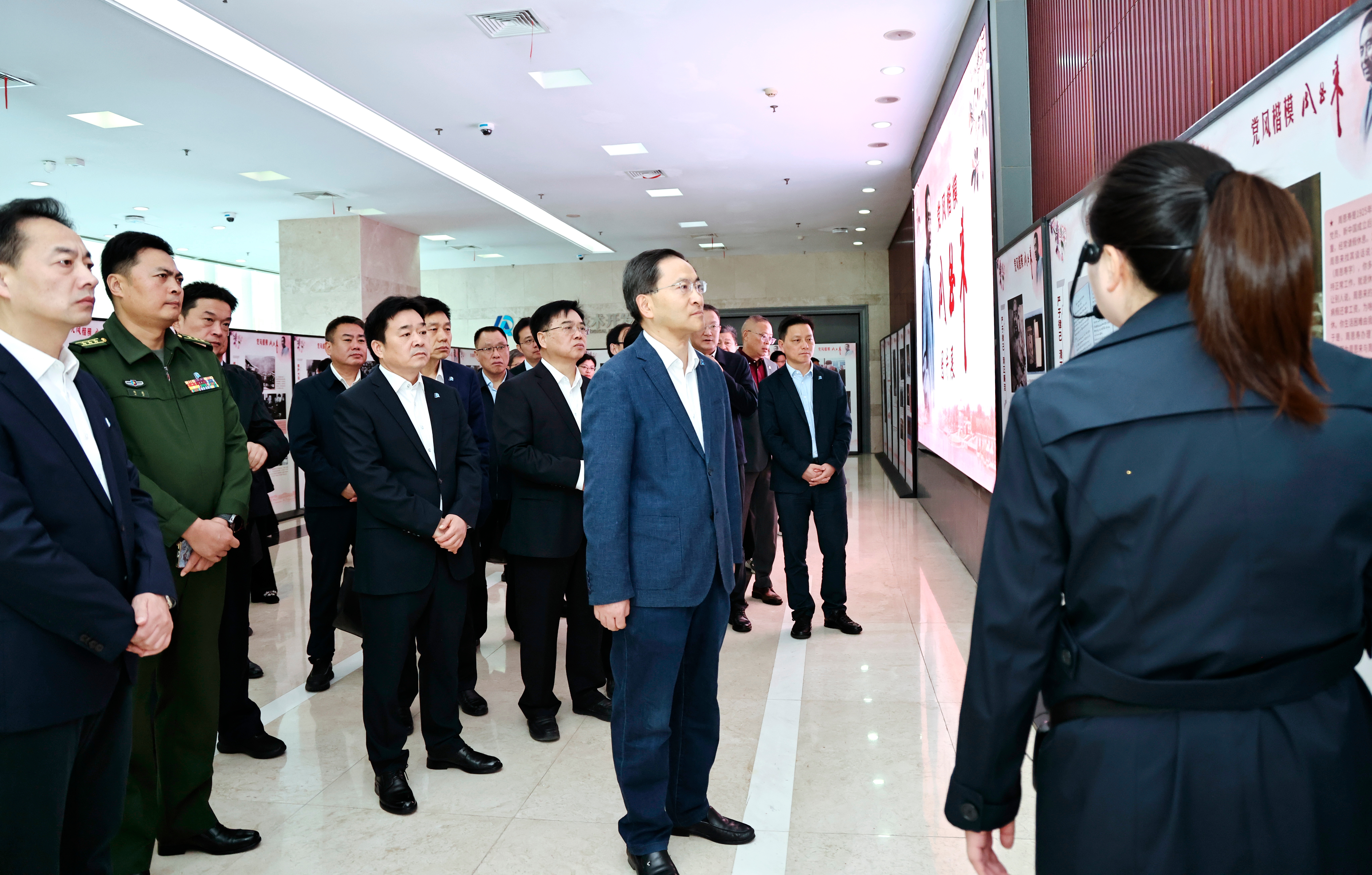 淮安经开区组织党员干部集中观看“党风楷模——周恩来”主题图片展