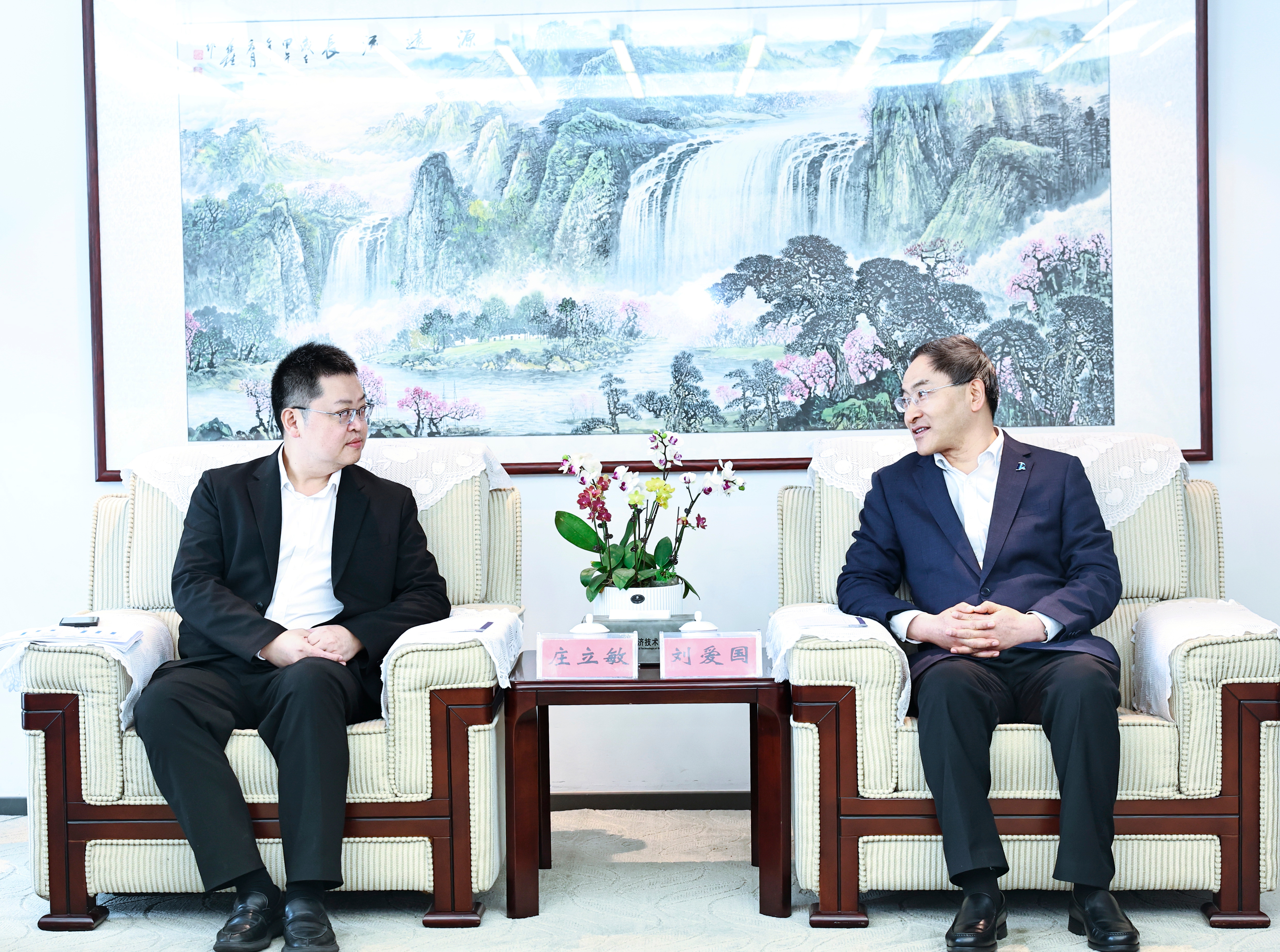 刘爱国会见HCP集团客商