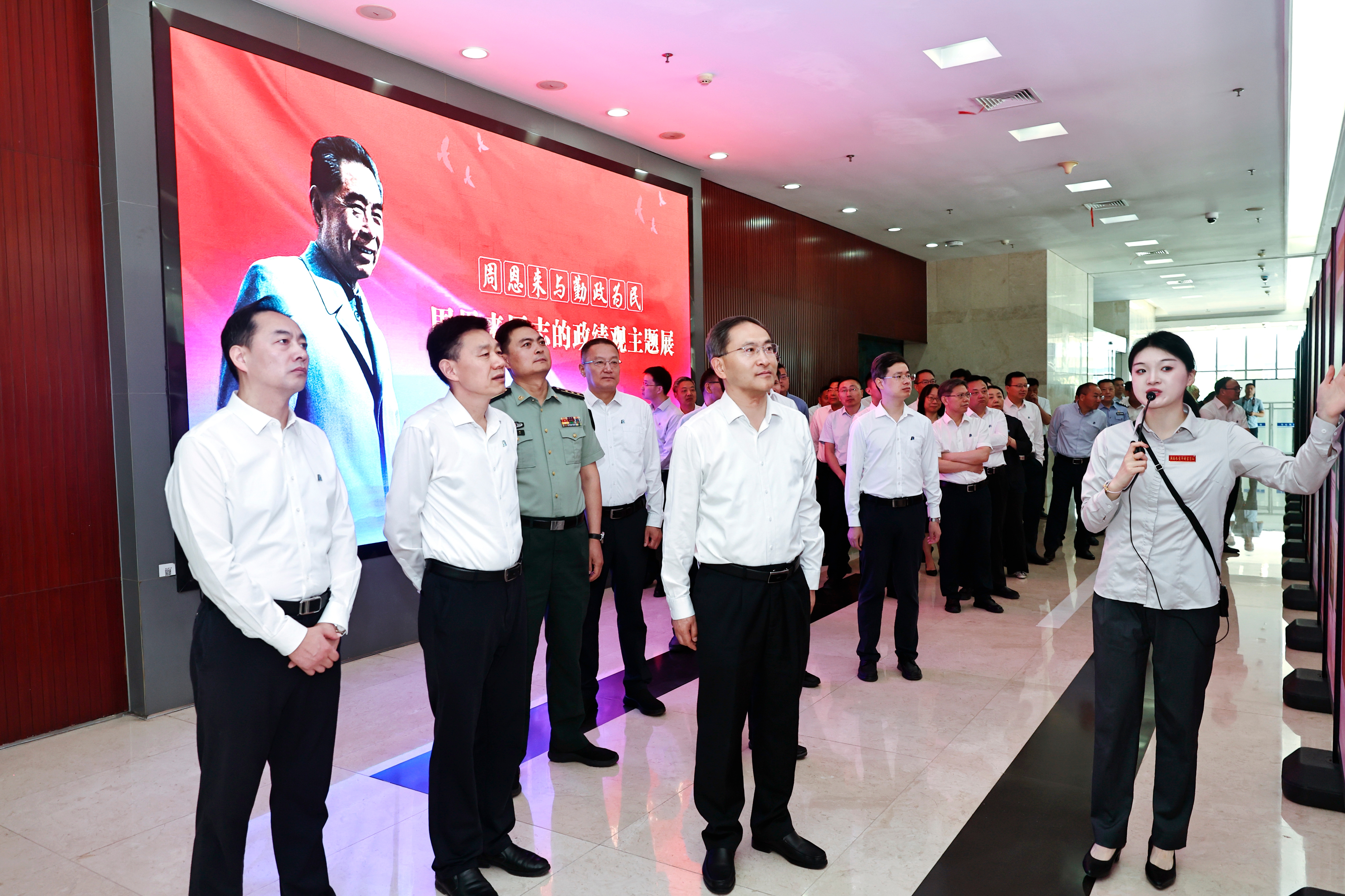 汲取榜样力量 涵养勤政作风——淮安经开区组织集中参观“周恩来与勤政为民——周恩来同志的政绩观”主题图片展