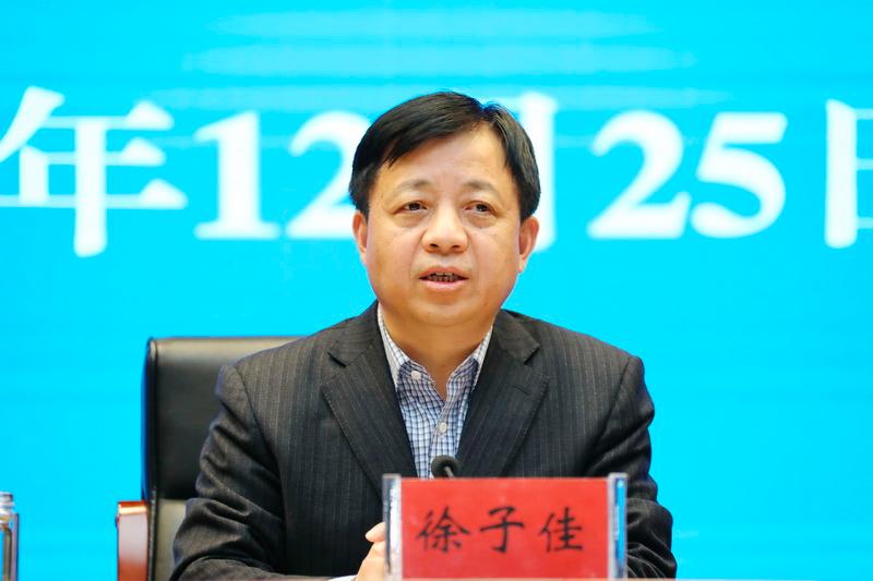 经开区纪工委书记,监察工委主任何栩宣读了《关于表彰淮安经济技术