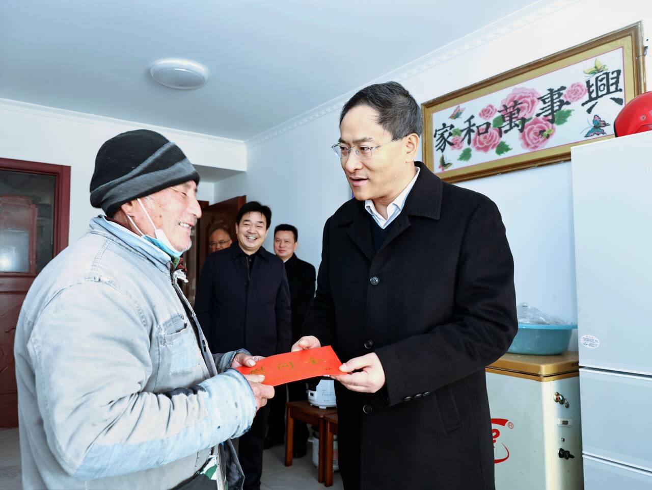 刘爱国开展困难群众和党员走访慰问活动