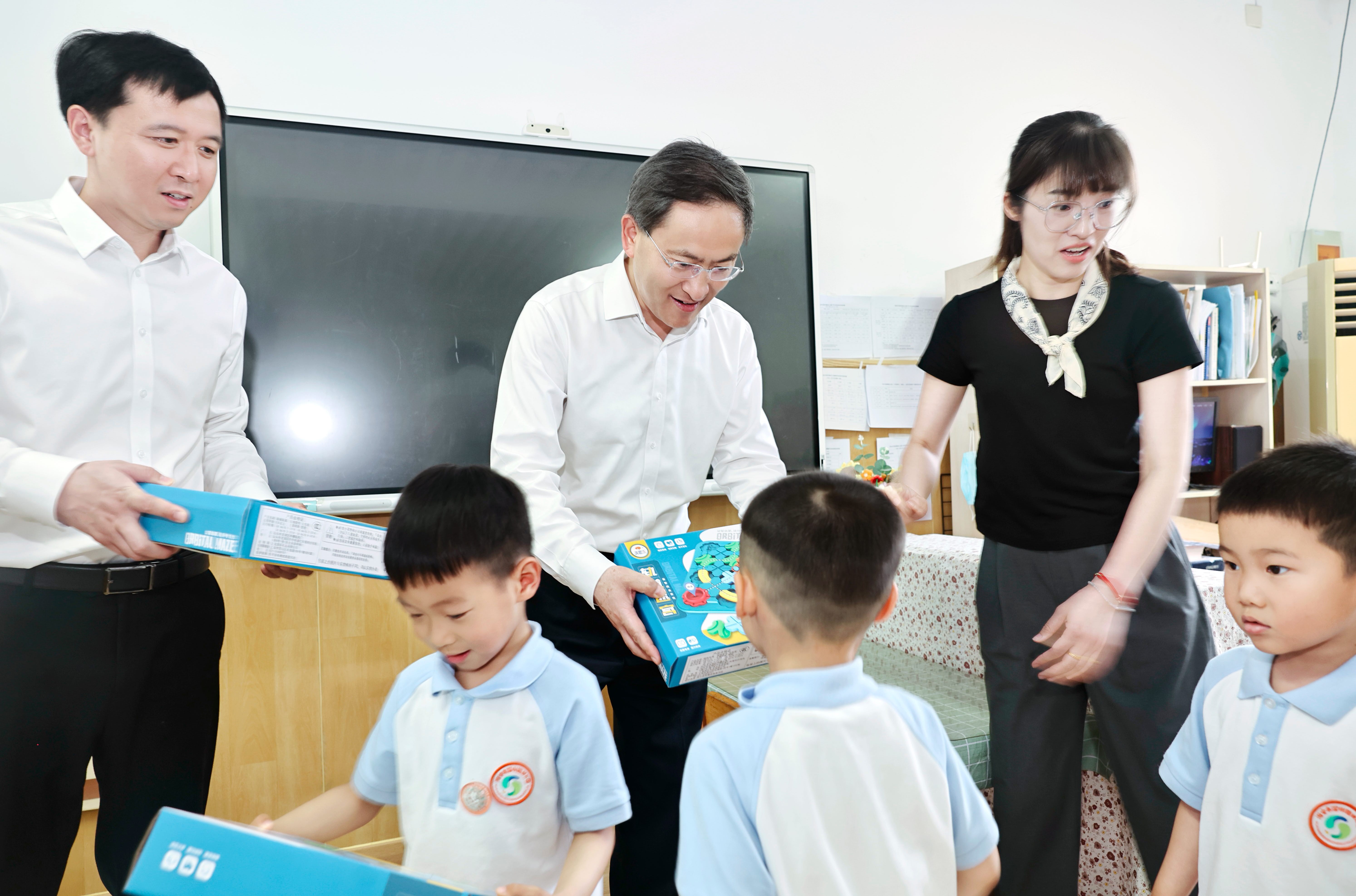 育润童心 向阳生长——刘爱国开展“六一”走访慰问活动