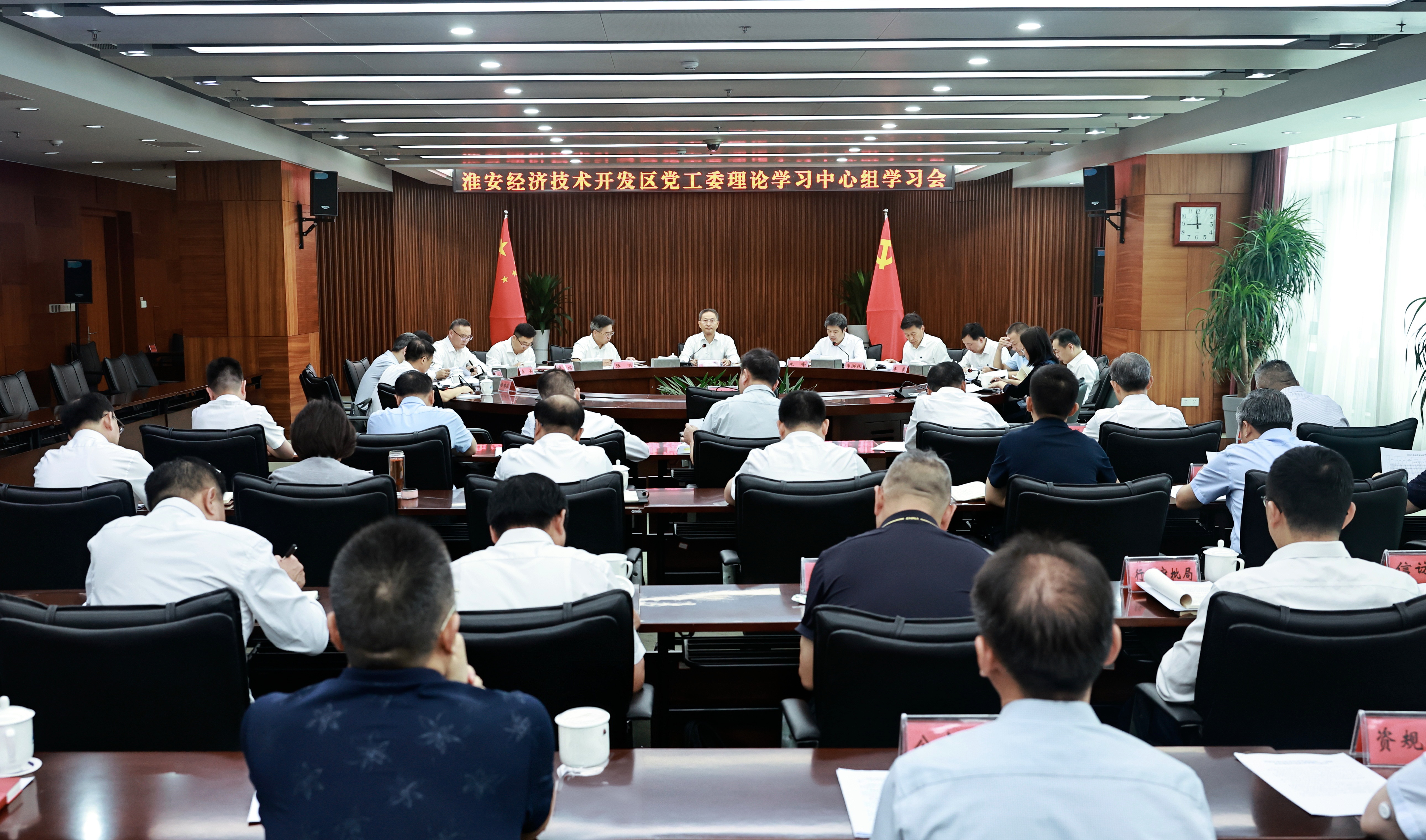 区党工委理论学习中心组学习会召开